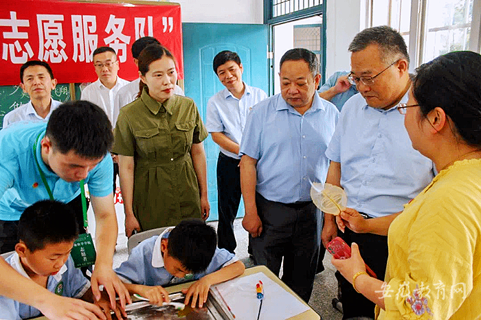 2026世界杯官网调研大学生暑期“三下乡”社会实践校地合作情况并看望慰问师生团队1_副本.png